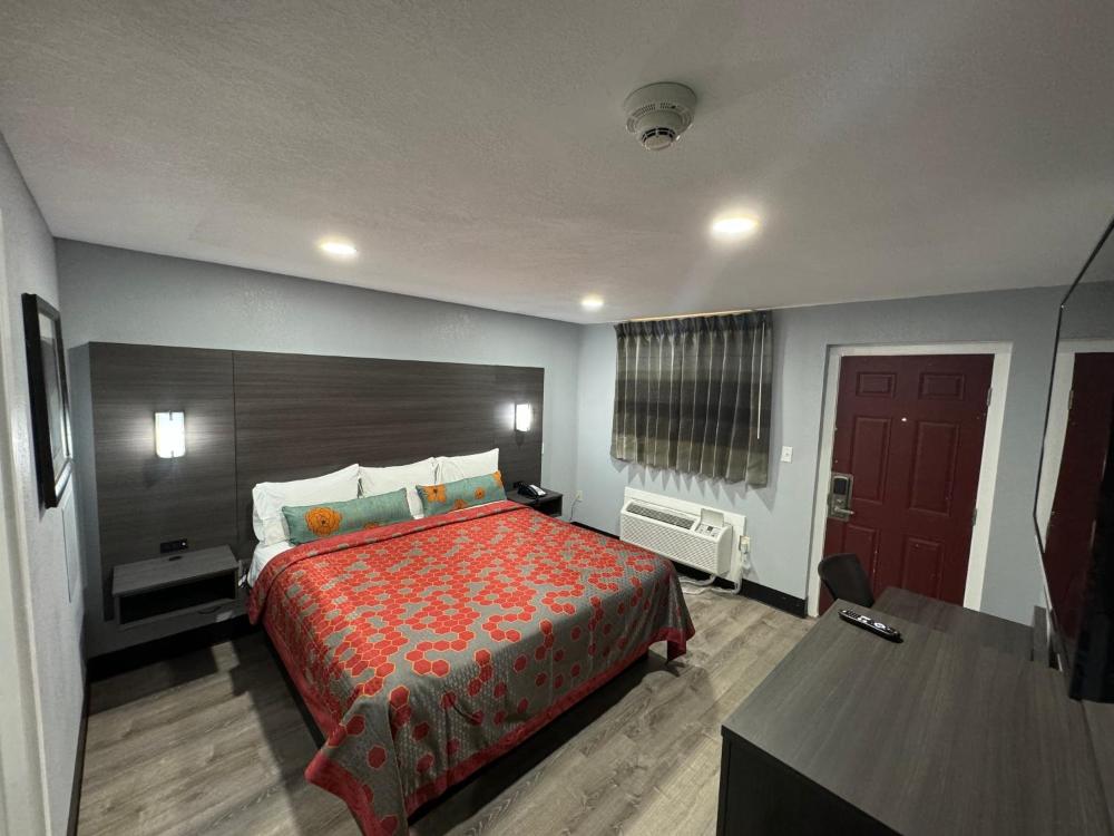 Deluxe King Room interior